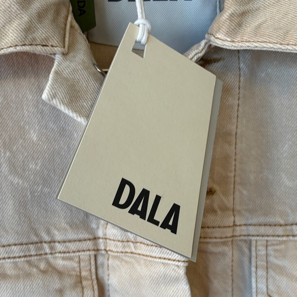 Women's Tan Slim Trucker’s Denim Jacket - Picture 3 of 5
